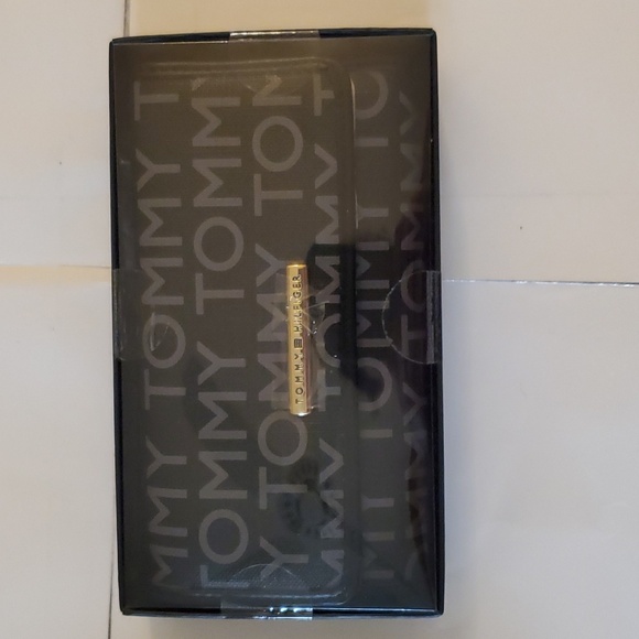 New in box authentic women's Tommy Hilfiger leather wallet - Picture 1 of 15